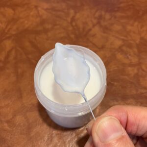 ワイヤー枠をディップ液にくぐらせて膜を張る様子